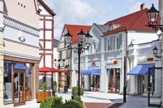 Village-Architektur im Designer Outlet Berlin