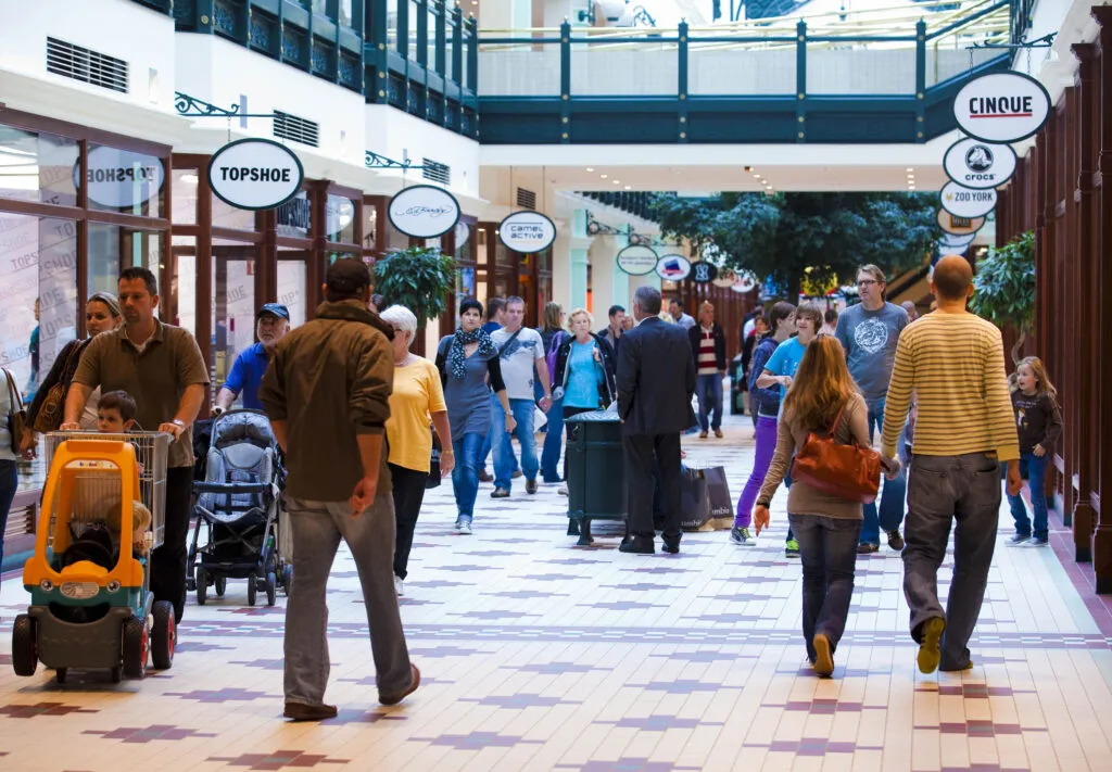 Ladenpassage im Designer Outlet Salzburg