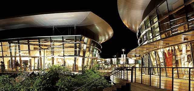 Nachtaufnahme der designer outlets in Wolfsburg